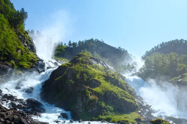 Cascade d'été Latefossen sur versant montagneux (Norvège ). — Photo