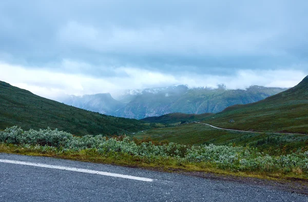 夏の山の曇り風景 (ノルウェー) — ストック写真