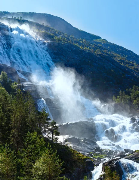 夏の langfossen の滝 (ノルウェー). — ストック写真