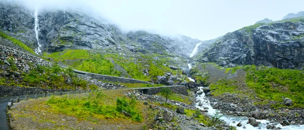 Cachoeira em Trollstigen (Os degraus do troll), Noruega — Fotografia de Stock