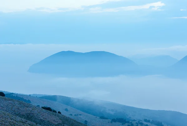 선라이즈 Ithaka 아일랜드 (Kefalonia, 그리스에 안개 낀 상위 뷰). — 스톡 사진