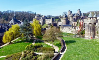 Chateau de Fougeres (Fransa) bahar bakış.