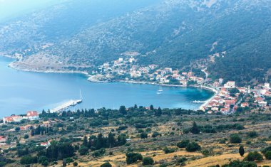 Sabah puslu yaz sahil peyzaj (Kefalonia, Yunanistan).