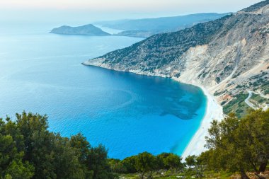 Gün batımı yaz kıyı şeridi (Kefalonia, Yunanistan).