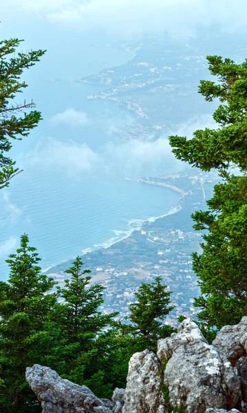Estate mattina nuvoloso vista dall'alto sulla costa del mare (Cefalonia, Grecia ). — Foto Stock