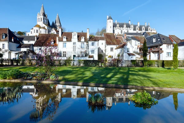 Der frühlingshafte öffentliche Park in loches town (Frankreich) — Stockfoto