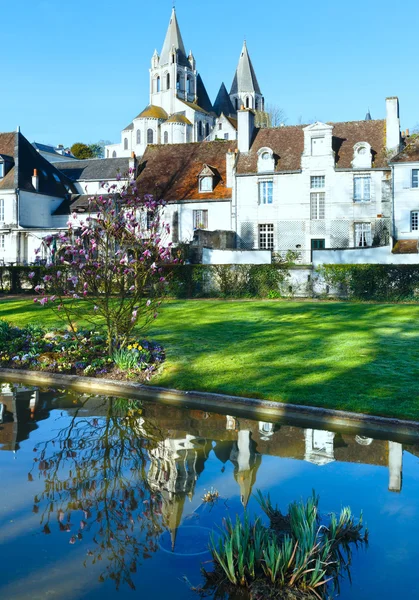 Våren offentlig park i Loches stad (Frankrike) — Stockfoto