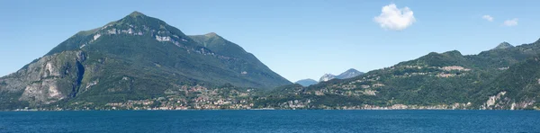 Jezero Como (Itálie) pohled z lodi — Stock fotografie