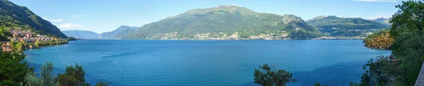 Het Comomeer (Italië) zomer panorama. — Stockfoto