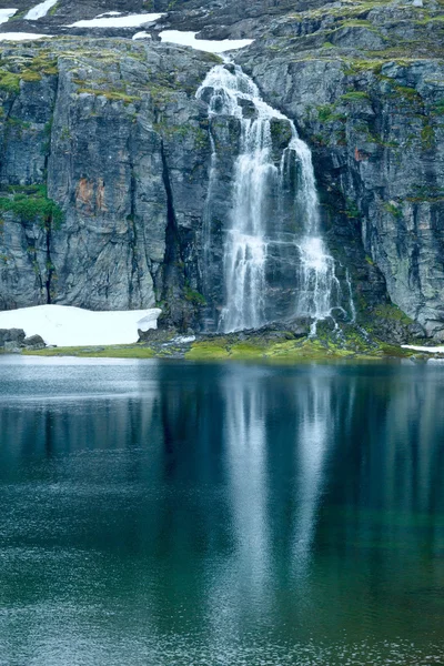 Cascada de montaña de verano (Noruega ) — Foto de Stock