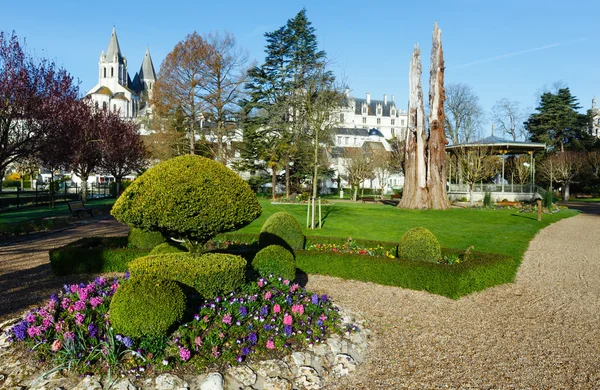 Parco pubblico primaverile nella città di Loches (Francia) ) — Foto Stock