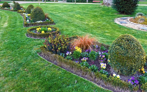 Parcul public de primăvară din orașul Loches (Franța ) — Fotografie, imagine de stoc