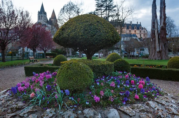 Весенний общественный парк в городе Лош (Франция) ) — стоковое фото