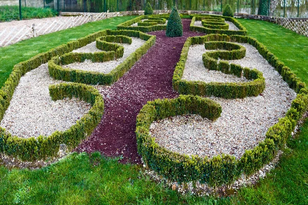 Na jaře veřejný park ve městě Loches (Francie) — Stock fotografie