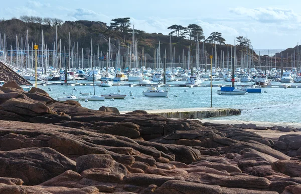 Bay met zeilboten (Bretagne, Frankrijk). — Stockfoto