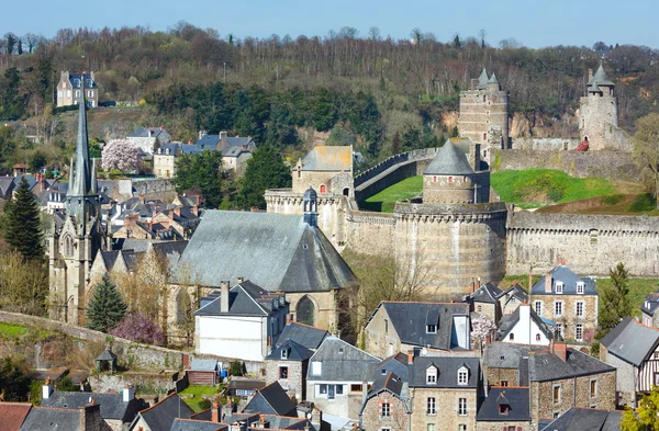 El castillo de Fougeres (Francia) vista de primavera . — Foto de Stock