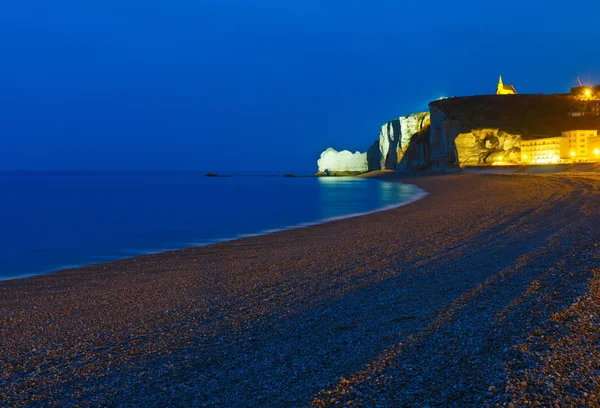 Natuurlijke rots in etretat, Frankrijk. nachtbeeld. — Stockfoto