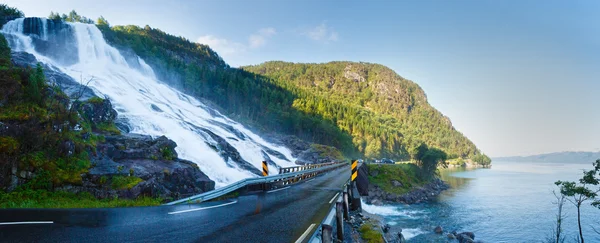 夏天瀑布山边坡 （挪威). — 图库照片