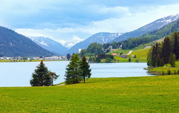 Jezero Davos letní pohled. — Stock fotografie