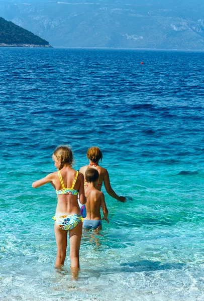 Familys літніх канікул на морі (Греція). — стокове фото