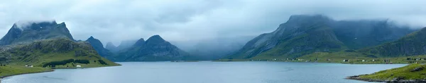 Sommerlich bewölktes Panorama (Norwegen, Lofoten). — Stockfoto