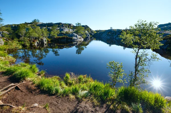 Reflexão solar no lago azul da montanha — Fotografia de Stock