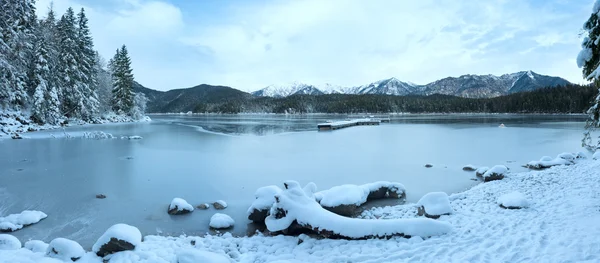 Eibsee jeziora (Niemcy) zimowa panorama. — Zdjęcie stockowe