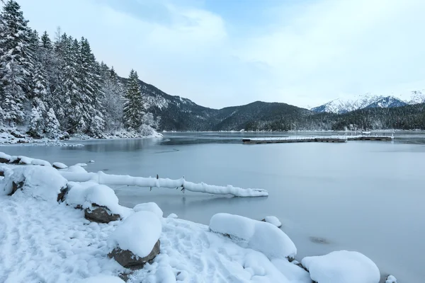 Widok zima jezioro Eibsee. — Zdjęcie stockowe