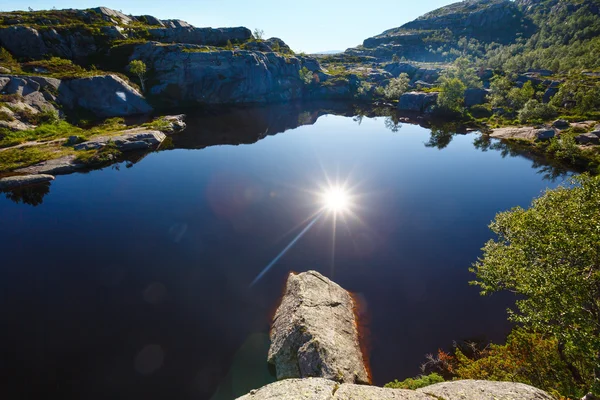 Mélykék hegyi tó Norvégia — Stock Fotó