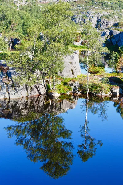 Lago de montanha azul profundo na Noruega — Fotografia de Stock