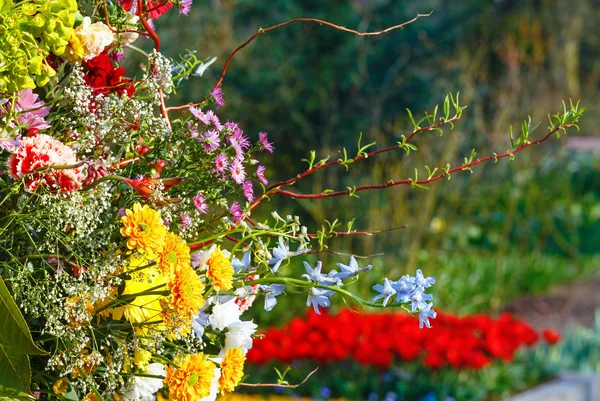 Buquê de flores no parque da primavera — Fotografia de Stock