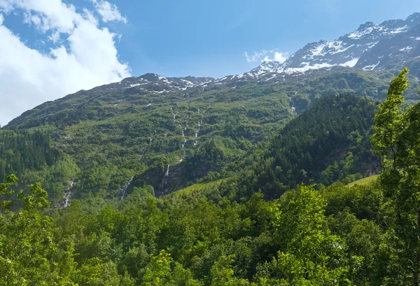 Grimsel Pass kesämaisema (Sveitsi ). — kuvapankkivalokuva