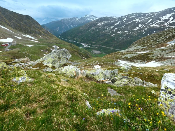 Grote St. Bernard Pass (Zwitserland) zomer landschap. — Stockfoto