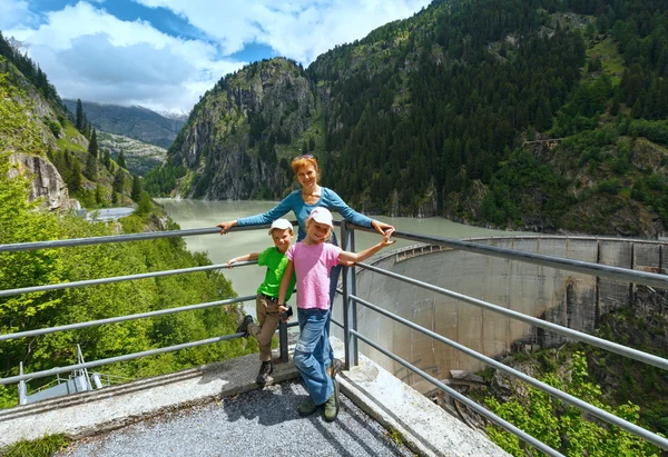 (スイス連邦共和国のダムの近くに家族) — ストック写真