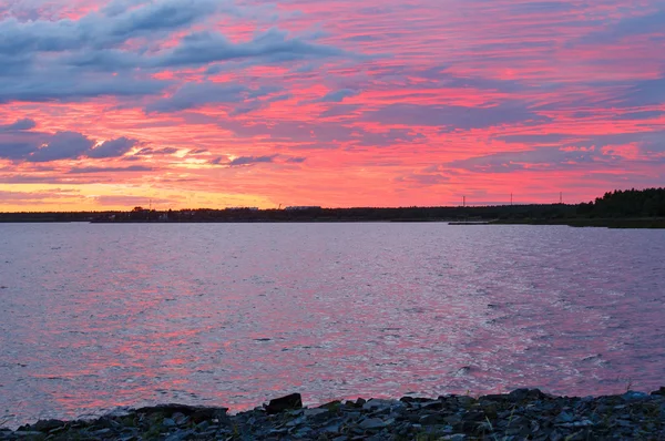 Cielo nocturno en la bahía (Finlandia, día polar —  Fotos de Stock