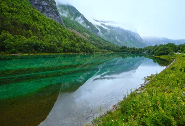 Bergmeer met schoon water (Noorwegen). — Stockfoto