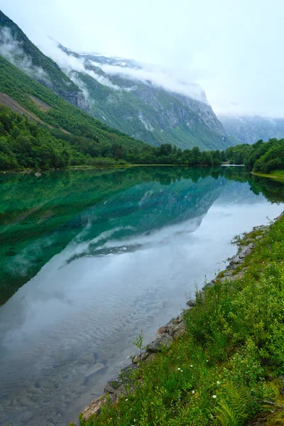 Hegyi tó tiszta vízzel (Norvégia). — Stock Fotó