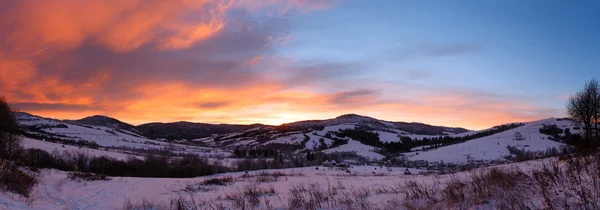 Nascer do sol Cárpatos montanha panorama de inverno . — Fotografia de Stock