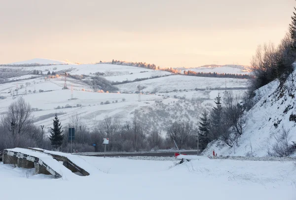 Vista invernale sui Carpazi dell'alba . — Foto Stock