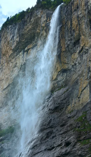 Cachoeira na montanha de verão — Fotografia de Stock