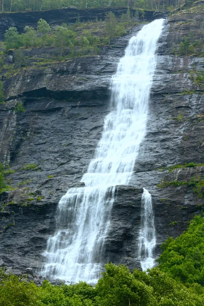 Cachoeira na montanha de verão — Fotografia de Stock