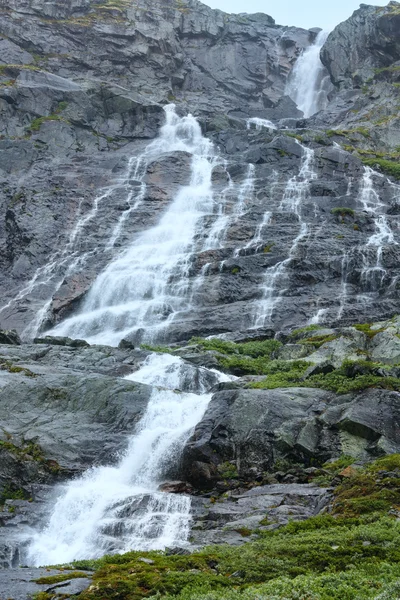 Vattenfall i sommar mountain — Stockfoto