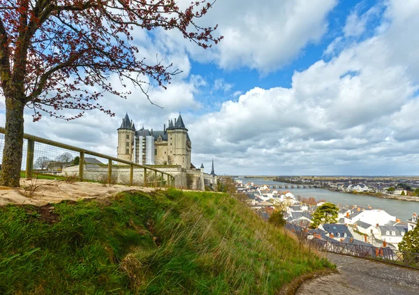 Saumur hrad na Loire řeky (Francie) jarní pohled. — Stock fotografie