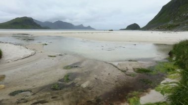 Küçük akarsu (Norveç, Lofoten denize akan temizleyin).