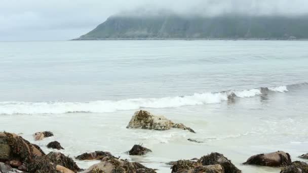 ランバーグ ビーチ夏曇りビュー (ノルウェー、ロフォーテン諸島) とサーフ ノイズ. — ストック動画