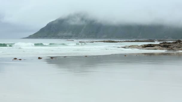 Ramberg praia verão vista nublada (Noruega, Lofoten) e surf noise . — Vídeo de Stock