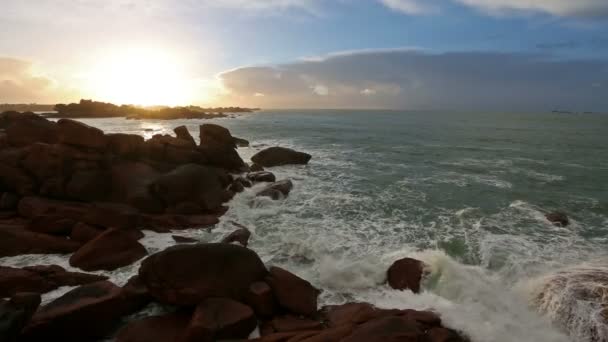 Vista del atardecer de la costa de Ploumanach (Bretaña, Francia ) — Vídeos de Stock