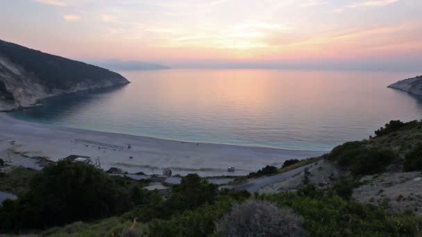 Puesta de sol en la playa de Myrtos (Grecia, Cefalonia, Mar Jónico ). — Vídeo de stock