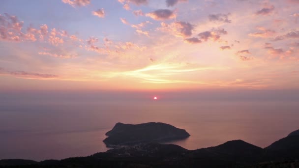 Vista sul tramonto della penisola di Assos (Grecia, Cefalonia ). — Video Stock