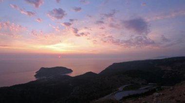 Assos Yarımadası (Yunanistan, Kefalonia gün batımı görünümü).